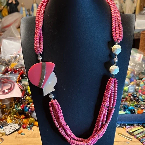 Pink Beaded Necklace with Artistic Pendant - Picture 7 of 7